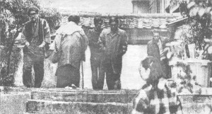 向井孝（左）と尾行（大阪不敬3名）, 水田ふう（手前）. サルートン前, 1980年頃